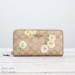 NWT Coach Accordion Zip Wallet with Daisy Print